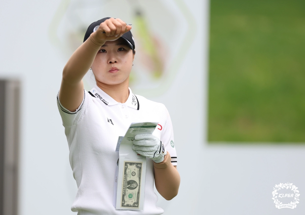 티샷하기 전 바람의 방향과 강도를 점검하는 고지원. KLPGA 제공.
