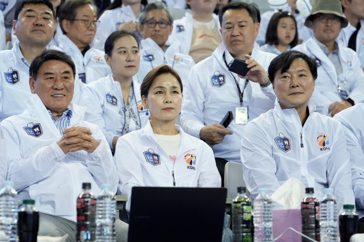 더블어민주당 임오경(가운데), 조계원(오른쪽) 의원 등이  2일 서울 송파구 티켓링크 라이브 아레나에서 열린 핸드볼 H리그 여자부 챔프전 2차전 SK슈가글라어디즈와 삼척시청의 경기를 관전하고 있다. 한국핸드볼연맹 제공