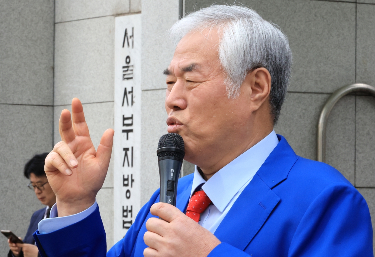 서울서부지법 난동 사태 배후로 지목돼 구속기소 뒤 보석으로 풀려난 전광훈 사랑제일교회 목사가 지난달 17일 마포구 서울서부지법에서 열린 재판에 출석하며 발언하고 있다. 2026.4.17. 연합뉴스