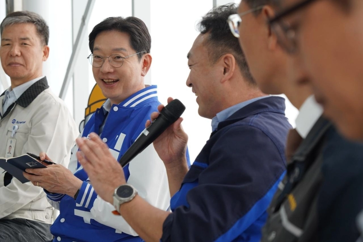 지난달 30일 더불어민주당 김경수(왼쪽서 두 번째) 경남도지사 후보가 창원국가산업단지 내 태림산업을 방문해 회사 관계자 이야기를 듣고 있다. 2026.5.3. 김경수 후보 캠프 제공