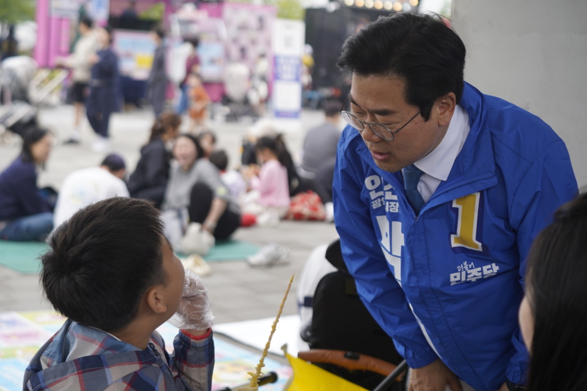 박찬대 더불어민주당 후보가 제3회 인천 어린이 놀이 축제와 제9회 아동이 주인공인 행복한 아동축제를 찾아 한 어린이와 이야기 하고 있다. 박찬대 캠프 제공