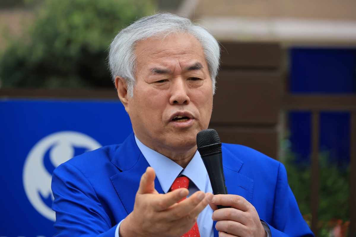 서울서부지법 난동 사태 배후로 지목돼 구속기소 뒤 보석으로 풀려난 전광훈 사랑제일교회 목사가 17일 마포구 서울서부지법에서 열린 재판에 출석하기 앞서 법원 앞에서 발언하고 있다. 2026.4.17 연합뉴스