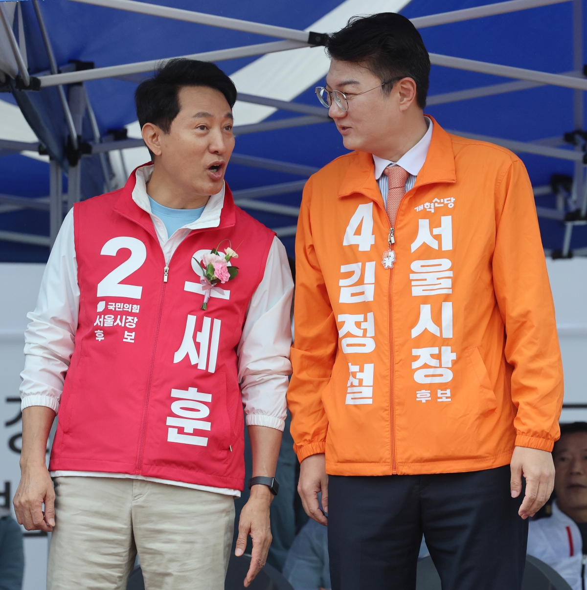 대화 나누는 오세훈·김정철 후보