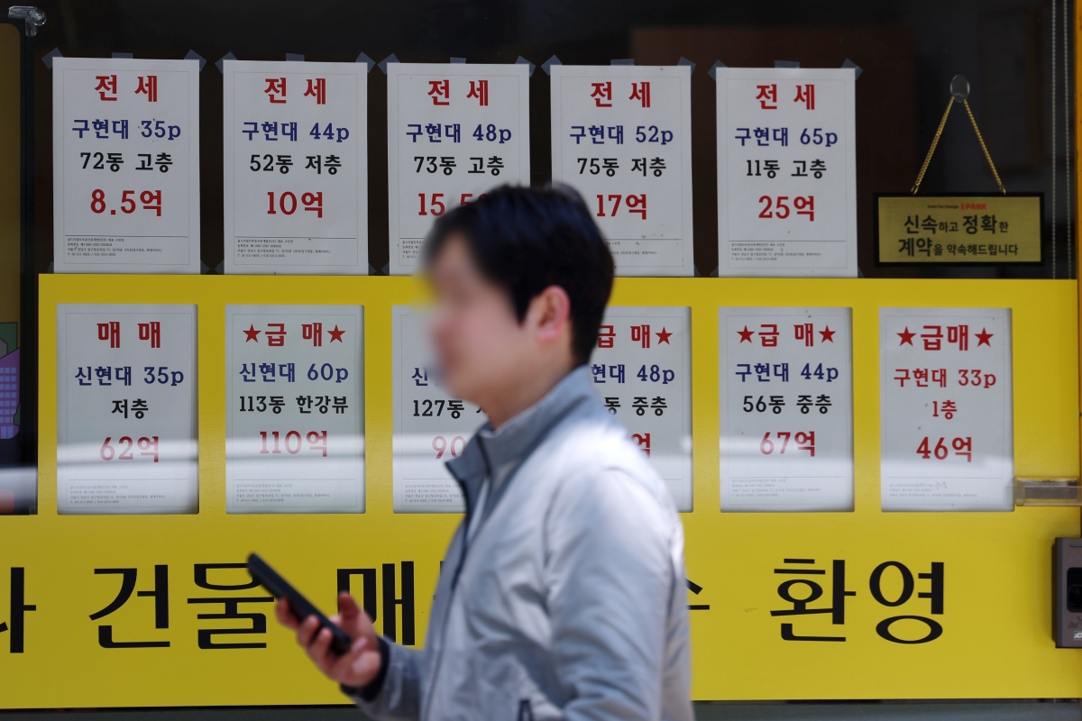 [서울=뉴시스] 조성우 기자 = 사진은 이날 서울 강남구의 한 공인중개사무소에 물건 안내문이 붙어 있는 모습. 2026.04.30. xconfind@newsis.com