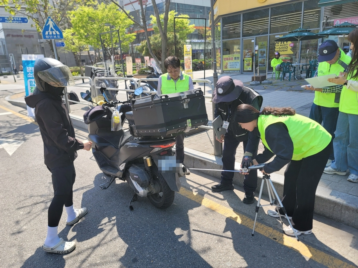서울시의 ‘이륜차 소음 단속’ 자체 기동반이 지난달 15일 강서구 마곡역 인근에서 불시 단속을 하고 있다. 서울시 제공