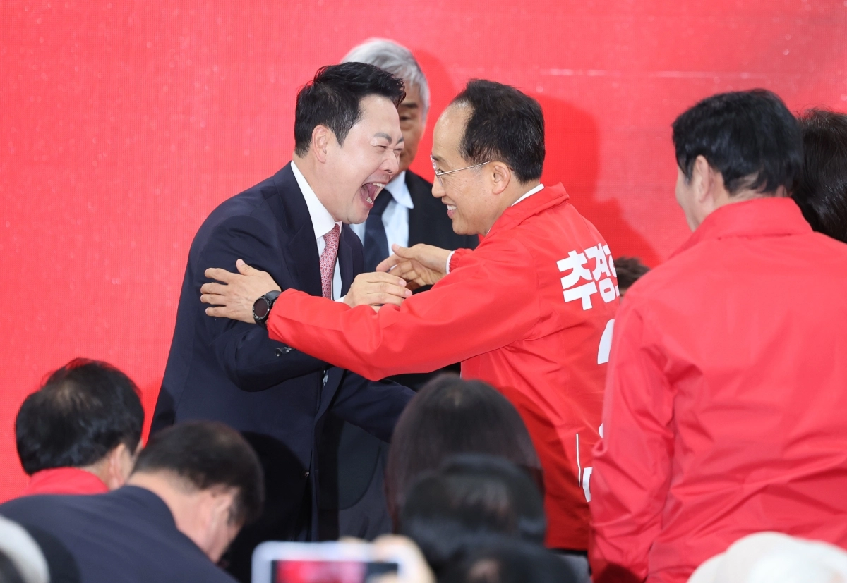 국민의힘 장동혁(왼쪽) 대표와 추경호 대구시장 후보가 대구 수성구 선거사무소 개소식에서 웃으며 포옹하는 모습.  대구 뉴시스