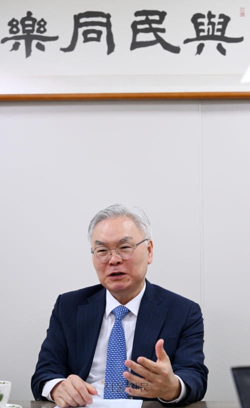 김선수 전 대법관이 지난달 28일 경기 일산 사법연수원에서 서울신문과 만나 “법원이 국민의 상식과 동떨어진 대처와 재판 결과를 축적하면서 사법개혁의 요구를 자초했다”며 “내란 청산에 앞장서서 국민 신뢰를 회복해야 한다”고 제언하고 있다. 진보 진영을 대표하는 노동·인권 변호사였던 김 전 대법관은 2018년 순수 재야 변호사 출신 첫 대법관으로 임명돼 6년간 재임했다. 도준석 전문기자