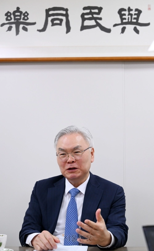 김선수 전 대법관이 지난달 28일 경기 일산 사법연수원에서 서울신문과 만나 “법원이 국민의 상식과 동떨어진 대처와 재판 결과를 축적하면서 사법개혁의 요구를 자초했다”며 “내란 청산에 앞장서서 국민 신뢰를 회복해야 한다”고 제언하고 있다. 진보 진영을 대표하는 노동·인권 변호사였던 김 전 대법관은 2018년 순수 재야 변호사 출신 첫 대법관으로 임명돼 6년간 재임했다. 도준석 전문기자