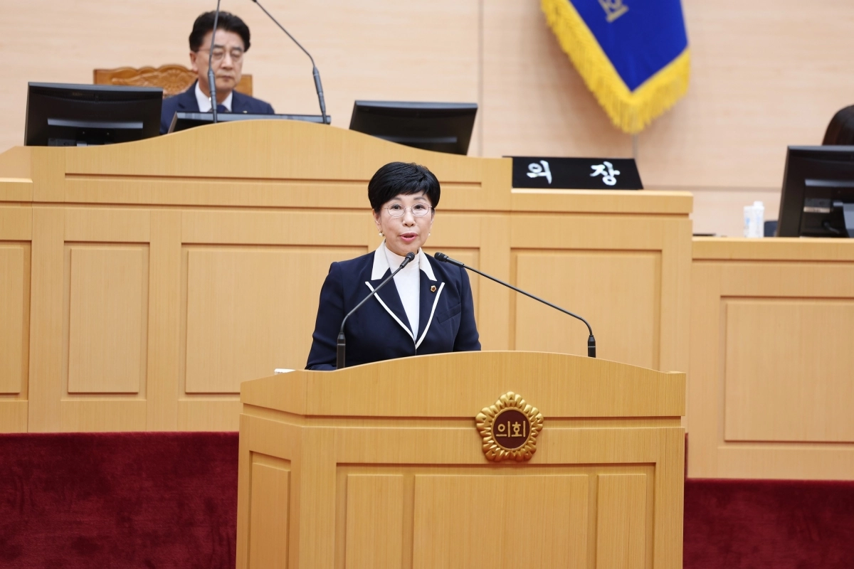 한춘옥 전남도의원이 순천 고인돌공원 관람료 폐지 조례안을 대표발의 하고 있다.