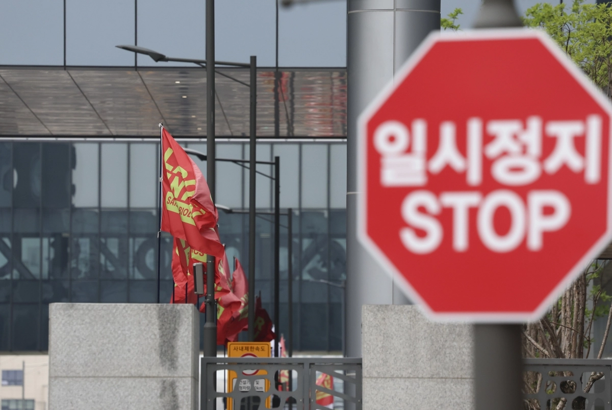 삼성바이오로직스 노동조합의 파업 사흘째인 3일 인천 연수구 삼성바이오로직스 공장에 노조 깃발이 바람에 펄럭이고 있다.