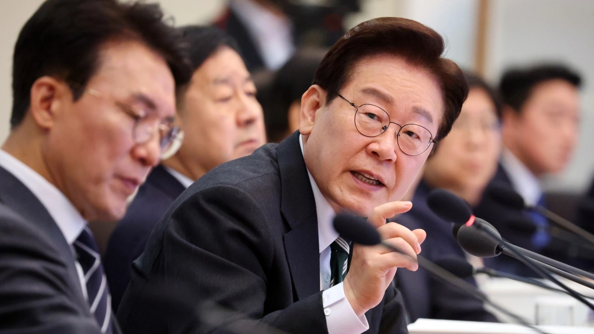 이재명 대통령이 지난달 28일 청와대에서 열린 국무회의를 주재하고 있다. 이날 회의에서 불법 추심에 쓰인 대포폰 차단 요청 권한을 신용회복위원회에 부여하는 내용의 대부업법 시행령 개정안이 통과됐다. 이 대통령은 3일 X(옛 트위터)에 “법정 허용치를 초과하는 불법 대부는 무효다. 갚지 않아도 무방하다”고 올렸다. 뉴시스