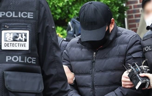 박왕열에게 필로폰 등 마약류를 공급한 혐의를 받는 최모(51) 씨가 3일 구속 전 피의자 심문(영장실질심사)에 출석하기 위해 경기남부경찰청 마약ㆍ국제범죄수사대에서 나오고 있다.[연합뉴스]