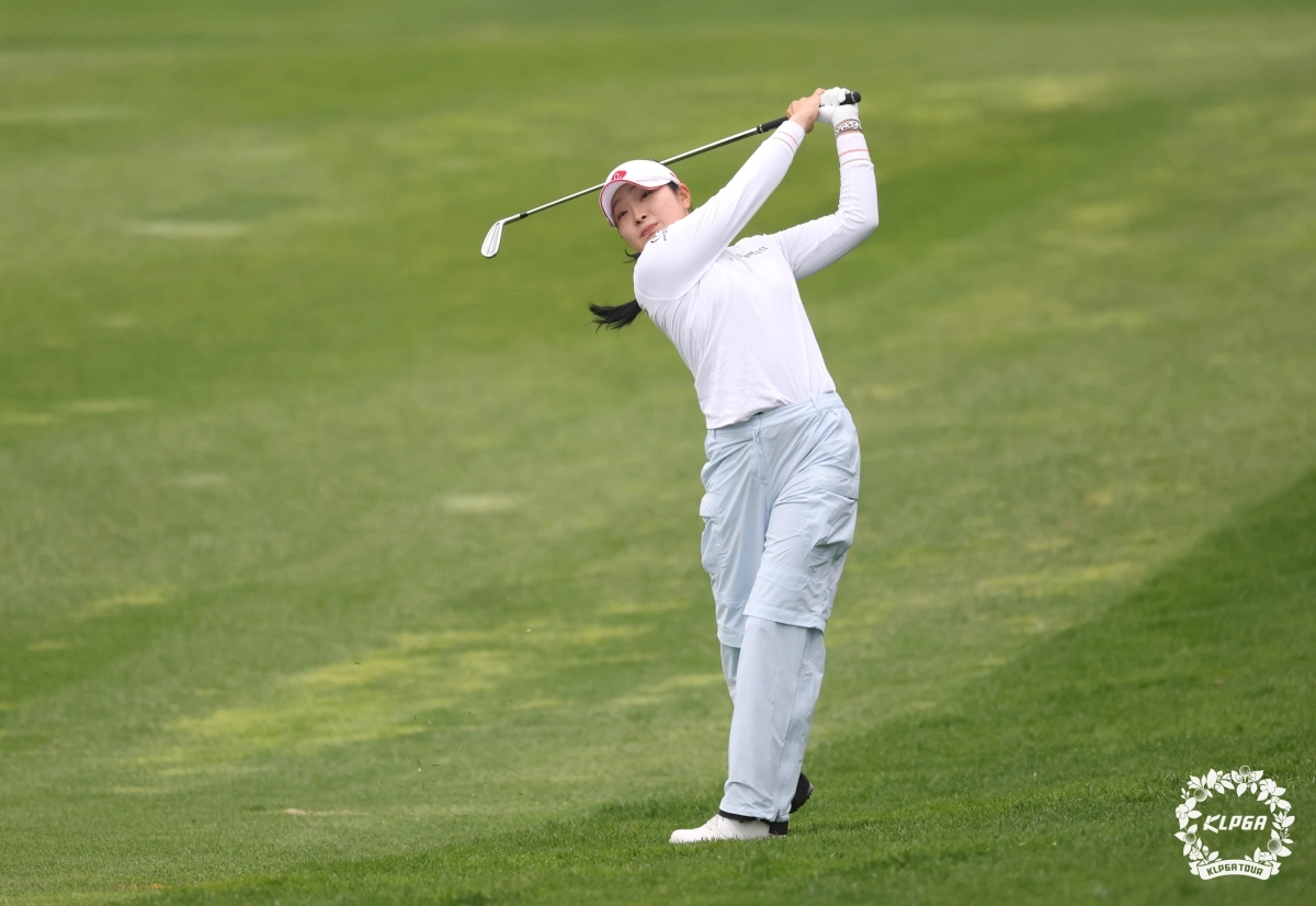 3일 경기에서 아이언으로 티샷하는 유현조. KLPGA 제공