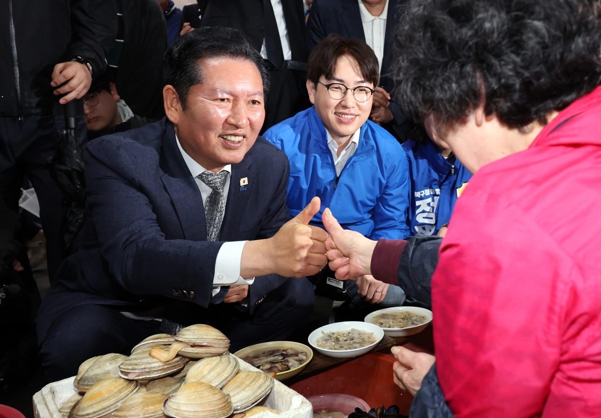 정청래 더불어민주당 대표가 3일 부산 북구 구포시장에서 하정우 전 청와대 AI미래기획수석 등과 상인들에게 인사하며 지지를 호소하고 있다. 2026.05.03. 뉴시스