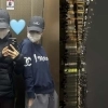 thumbnail - 김고은, 얼굴 가리고 ‘이 배우’와 한강 데이트…‘하트’까지