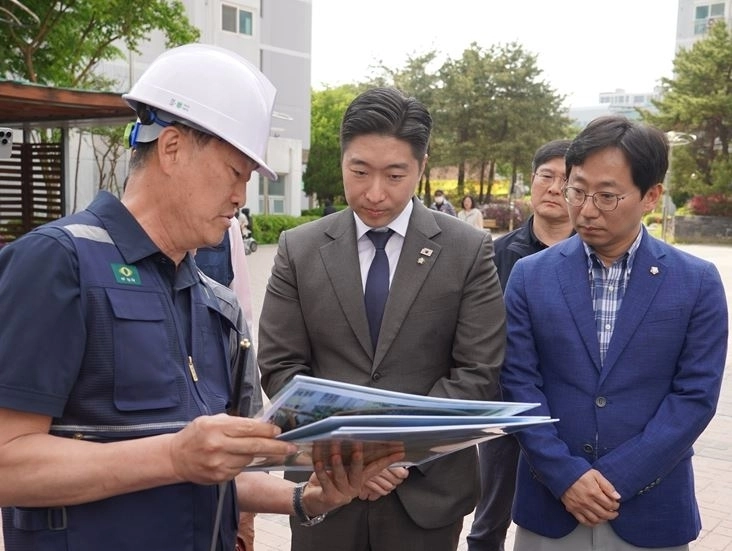더불어민주당 김용만 국회의원(가운데)과 오승철 하남시의원(오른쪽)이 꽃뫼마을 아파트 현장에서 LH 관계자로부터 시설 개선 현황에 대한 상세한 브리핑을 듣고 있다. 오승철 의원실 제공