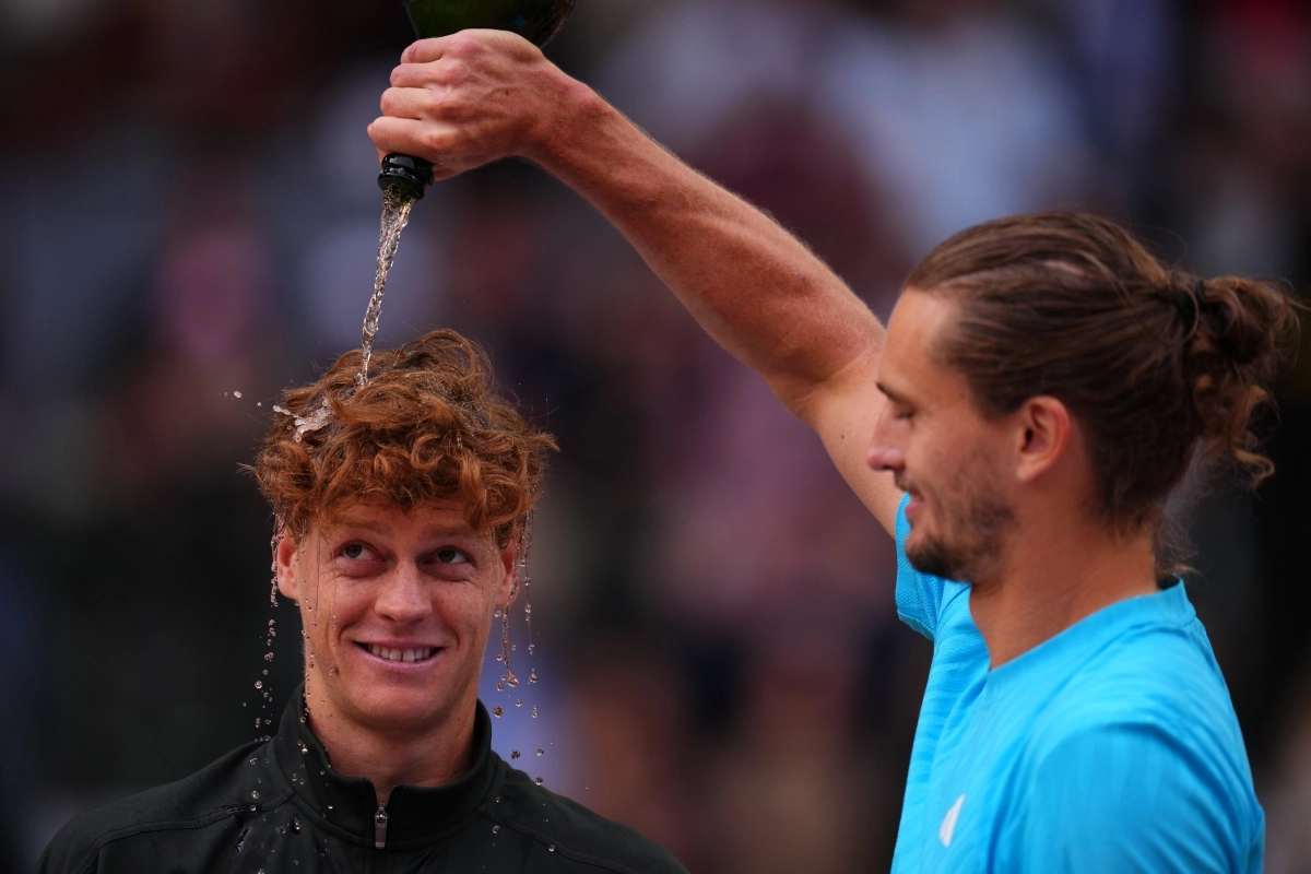 츠베레프 축하받는 신네르