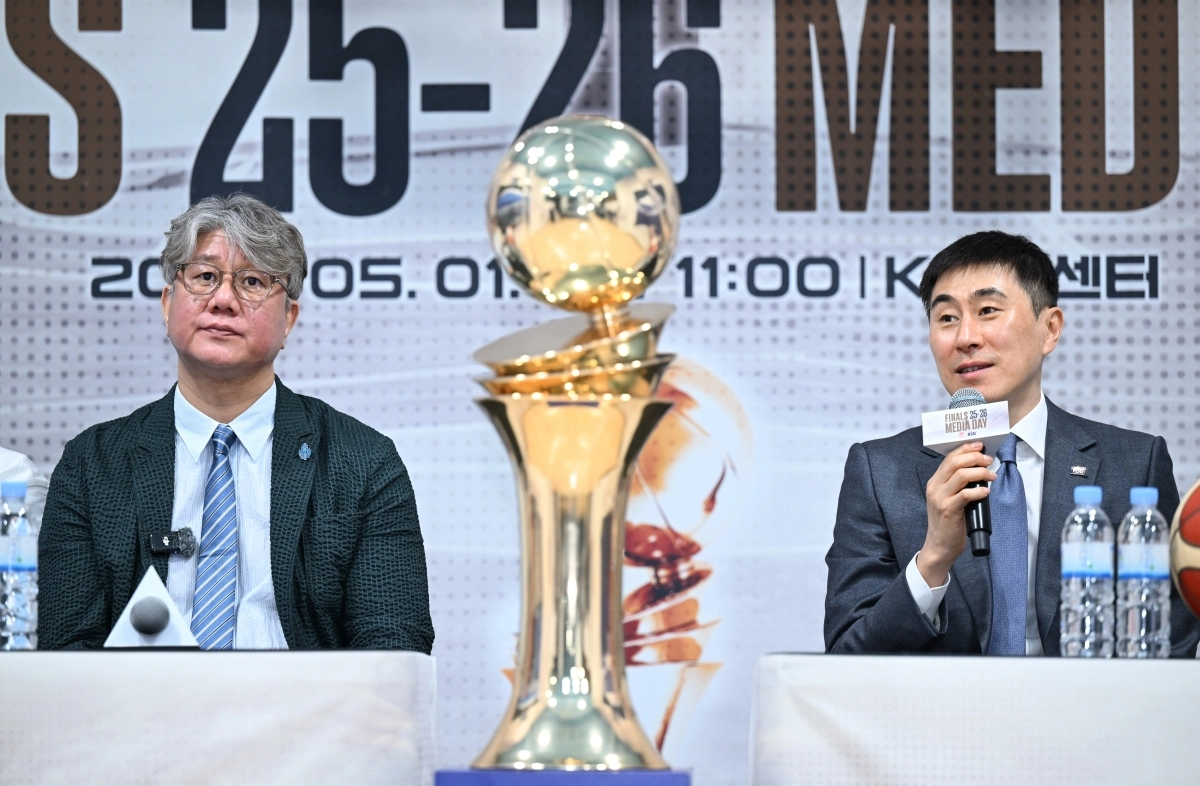 손창환 고양 소노 감독과 이상민 부산 KCC 감독.KBL 제공