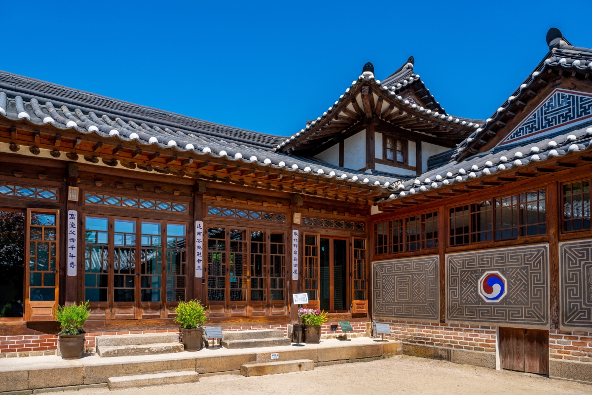 백인제 가옥 안채 유리창과 붉은벽돌. 서울관광재단 제공.