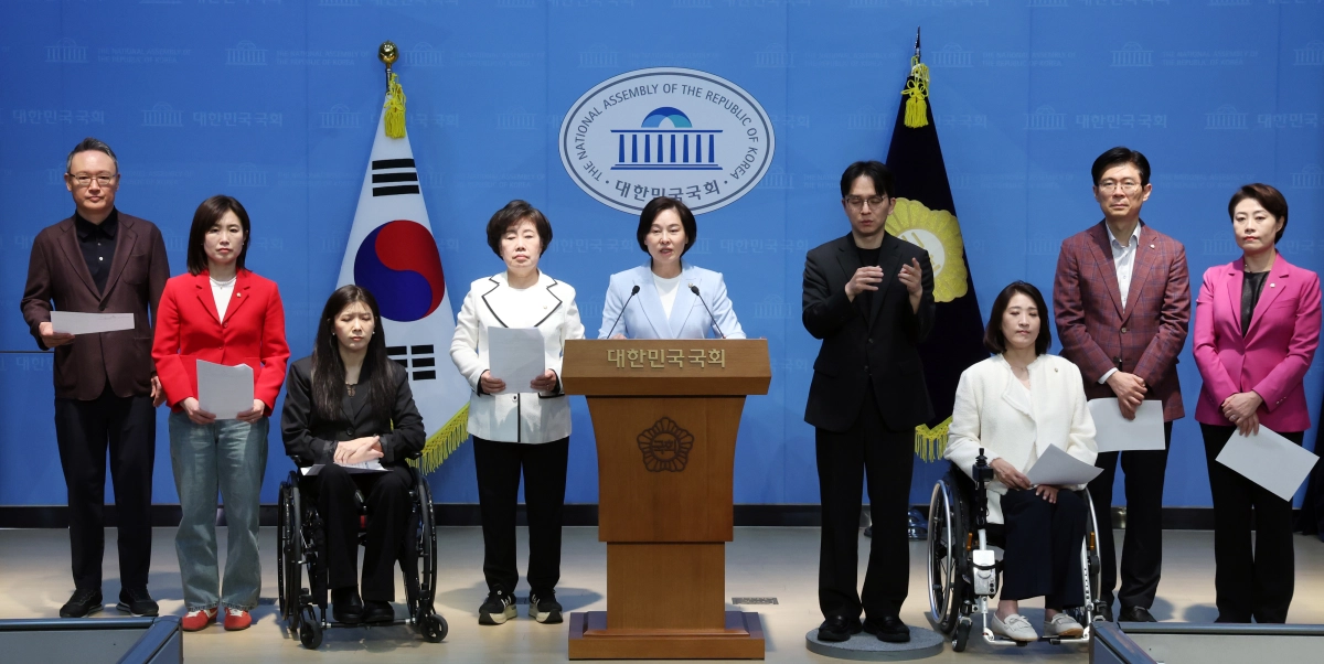 국민의힘 중앙여성위원회와 교육위원회 위원들이 4일 오후 서울 여의도 국회 소통관에서 더불어민주당 정청래 대표와 하정우 후보 관련 성명을 발표하고 있다. 국민의힘은 정청래 더불어민주당 대표가 지난 3일 부산 북구갑 보궐선거 지원 유세 현장에서 어린아이에게 하정우 전 청와대 AI미래기획수석을 ‘오빠’라고 부르게 한 것과 관련해 진정성 있는 사과와 책임 있는 조치를 촉구 했다.  뉴스1