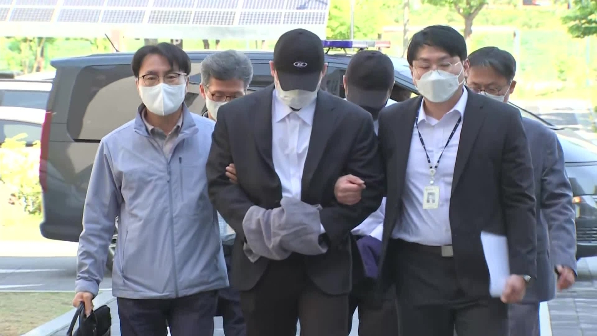 4일 오전 의정부지방법원 남양주지원에서 김창민 영화감독 상해치사 사건 피의자(가운데)가 구속 전 피의자 심문을 받기 위해 법정으로 이동하고 있다. [사진 연합뉴스]