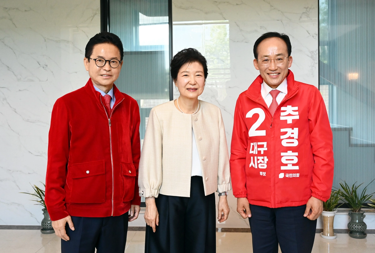 추경호 국민의힘 대구시장 후보와 이철우 경북지사 후보가 4일 대구 달성군 유가읍에 있는 박근혜 전 대통령의 사저를 찾은 뒤 기념 촬영을 하고 있다. 이철우 선거사무소 제공