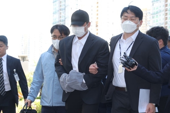 4일 오전 의정부지방법원 남양주지원에서 김창민 영화감독 상해치사 사건 피의자(가운데)가 구속 전 피의자 심문을 받기 위해 법정으로 이동하고 있다. [사진 연합뉴스]