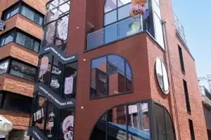 아이코닉무브먼트 ‘틈결’, 에스더버니 협업 성수동 플래그십 스토어 개설
