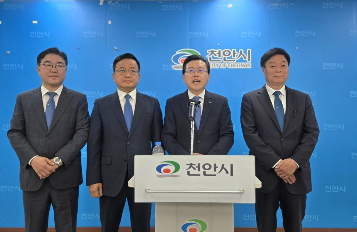장기수 민주당 천안시장 후보가 4일 경선 과정에서 경쟁했던 후보들과 함꼐 기자회견을 하고 있다. 이종익 기자