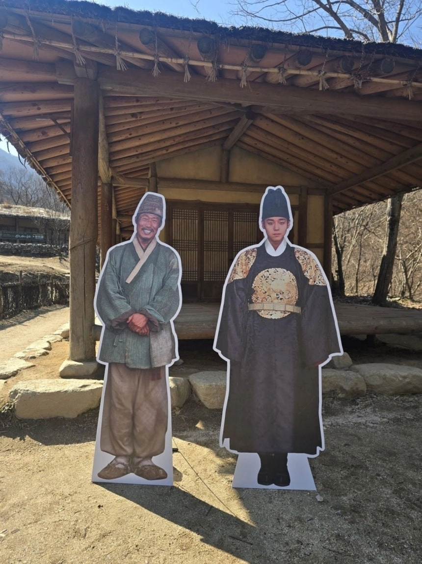영화 ‘왕과 사는 남자’ 촬영지인 문경새재에 남자 주인공 등신대가 설치돼 있다. 문경시 제공
