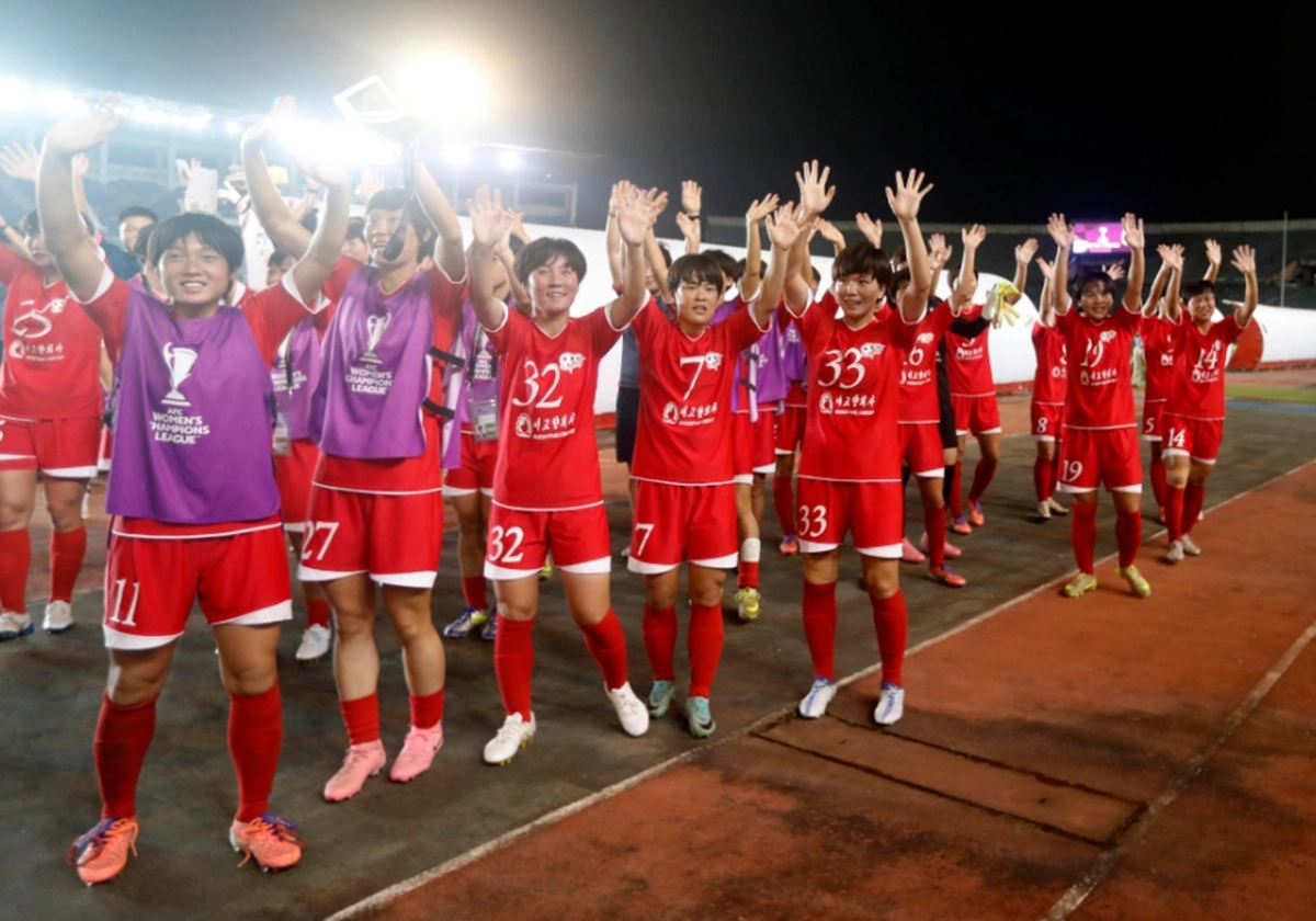북한 여자축구 최강 클럽팀 내고향여자축구단 선수들이 지난해 11월 AFC 여자 챔피언스리그 예선에서 승리한 직후 관중들의 환호에 답하고 있다. 2026.5.4 연합뉴스