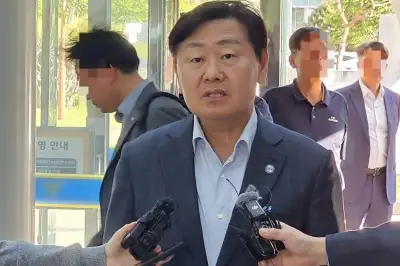 ‘돈봉투 의혹’ 김관영 전북지사 경찰 출석