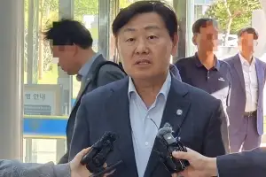 ‘돈봉투 의혹’ 김관영 전북지사 경찰 출석