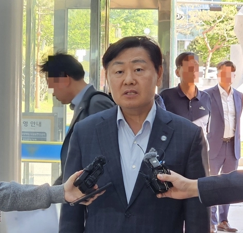 김관영 지사, ‘현금 살포’ 혐의 경찰 출석. 설정욱 기자