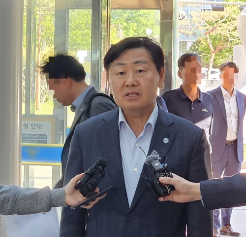 ‘돈봉투 의혹’ 김관영 전북지사 경찰 출석