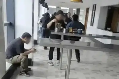 thumbnail - “점심 빨리 먹고 업무 복귀” 구내식당 의자 없앤 中 기업…‘직원 건강’ 위해서라고?