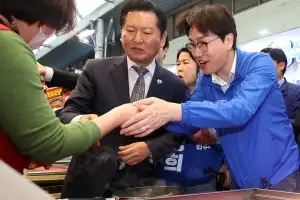 초1에 “오빠 해봐” 정청래·하정우 고발당했다…“아동 학대”