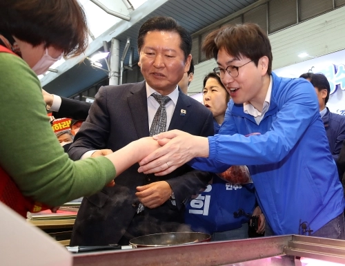 구포시장 상인과 만나는 정청래·하정우