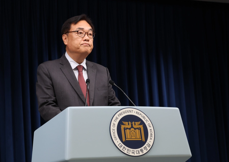 정진석 대통령 비서실장이 2024년 5월 2일 서울 용산 대통령실 청사에서 야당 단독으로 국회에서 통과된 ‘채상병 특검법’에 대한 대통령실의 입장을 발표하며 굳은 표정을 짓고 있다. 연합뉴스