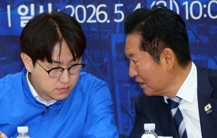 더불어민주당 정청래 대표가 4일 오전 부산항 국제전시컨벤션센터에서 열린 부산 현장 최고위원회에서 하정우 북갑 보궐선거 예비후보와 대화하고 있다. 2026.5.4  연합뉴스