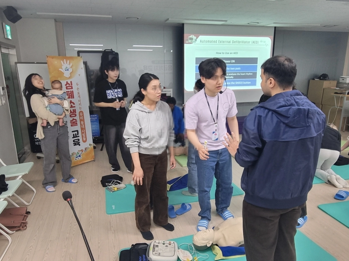 서울 용산구 주민들이 지난달 이태원동 보건소의 상설 심폐소생술 교육장에서 응급처치 방법을 배우고 있다. 용산구 제공