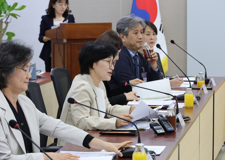 정부는 두 달간의 공론화 끝에 형사미성년자(촉법소년) 연령 기준을 현행 만 14세로 유지하기로 했다. 사진은 원민경(왼쪽 두번째) 성평등가족부 장관이 지난달 30일 서울 종로구 정부서울청사에서 열린 촉법소년 연령 사회적대화협의체 제4차 전체회의에서 발언하는 모습이다.  연합뉴스