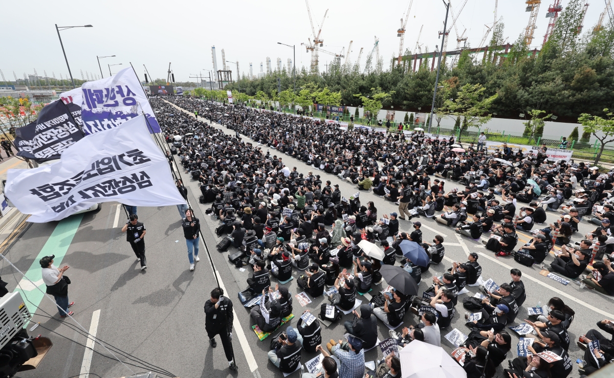 23일 경기도 평택시 삼성전자 평택캠퍼스 앞에서 삼성전자 노동조합 공동투쟁본부의 ‘투명하게 바꾸고, 상한폐지 실현하자-4/23 투쟁 결의대회’가 열리고 있다. 2026.4.23  공동취재