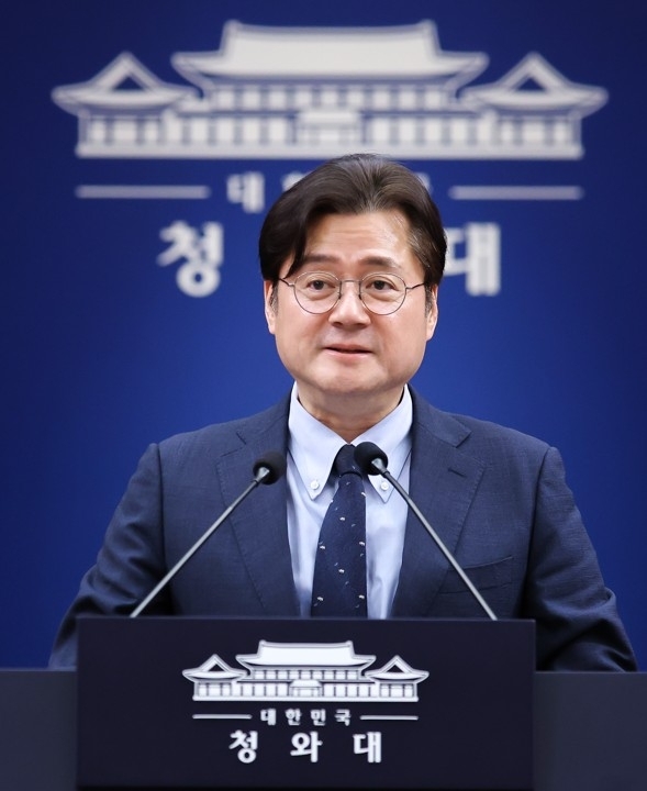 홍익표 대통령정무수석비서관이 4일 청와대 춘추관에서 정무 현안 관련 브리핑을 하고 있다. 홍 수석은 “윤석열 정권 정치검찰 조작기소 의혹 사건 진상 규명을 위한 국정조사를 통해 불법 행위와 부당한 수사 등이 상당 부분 밝혀졌다”라며 “특검을 통해 진실을 규명하고 사법적 정의를 바로 세우는 것은 반드시 해야한다”고 밝혔다. 이와 관련해서 이재명 대통령이 “구체적 시기나 절차에 대해서는 여당인 민주당이 국민적 의견 수렴과 숙의 과정을 거쳐서 판단해 달라”고 말했다고 전했다.  연합뉴스