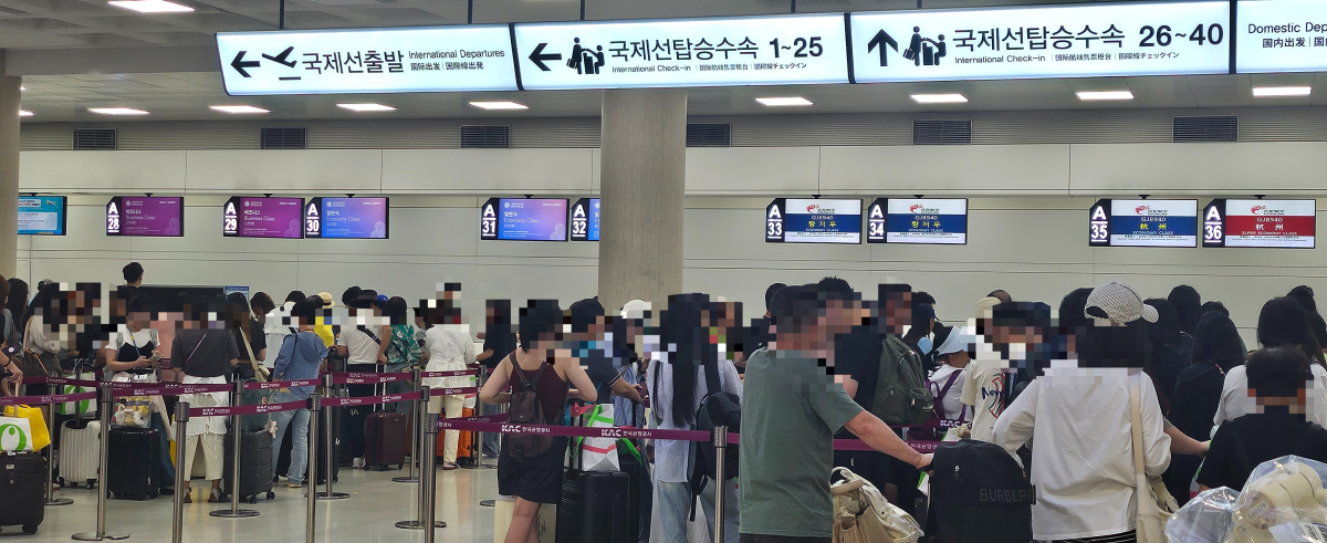 제주도는 6월 초부터 항공편으로 제주를 찾는 2박 이상 체류 관광객에게 공항 도착 즉시 지역화폐 ‘탐나는전’ 2만원권을 지급해 여행 초기 비용 부담을 낮춰 방문을 유도할 계획이다. 제주 강동삼 기자