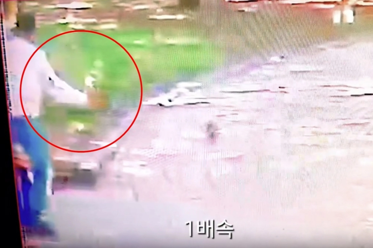 4일 오후 인천 부평구의 한 공원에서 A(60대)씨가 B(2)군을 다짜고짜 손바닥으로 힘껏 내리쳐 B군이 바닥에 고꾸라졌다. 스레드 캡처