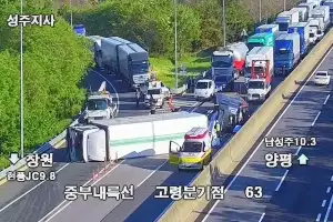 중부내륙고속도 고령JC서 트레일러-화물차 추돌…50대 트레일러 운전자 중상