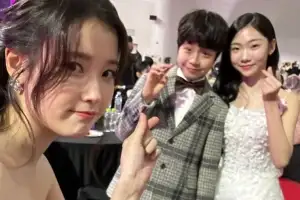 아이유, 어린이날 미담 전해졌다…‘폭싹’ 아역에 손편지와 선물