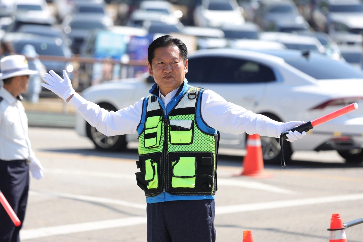 정청래 더불어민주당 대표가 5일 경기 연천군 ‘제33회 연천 구석기 축제’에서 교통정리 현장 체험을 하고 있다. 연합뉴스