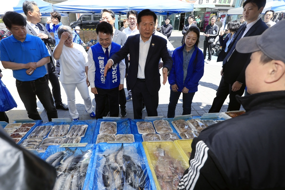 상인과 대화 나누는 정청래 대표